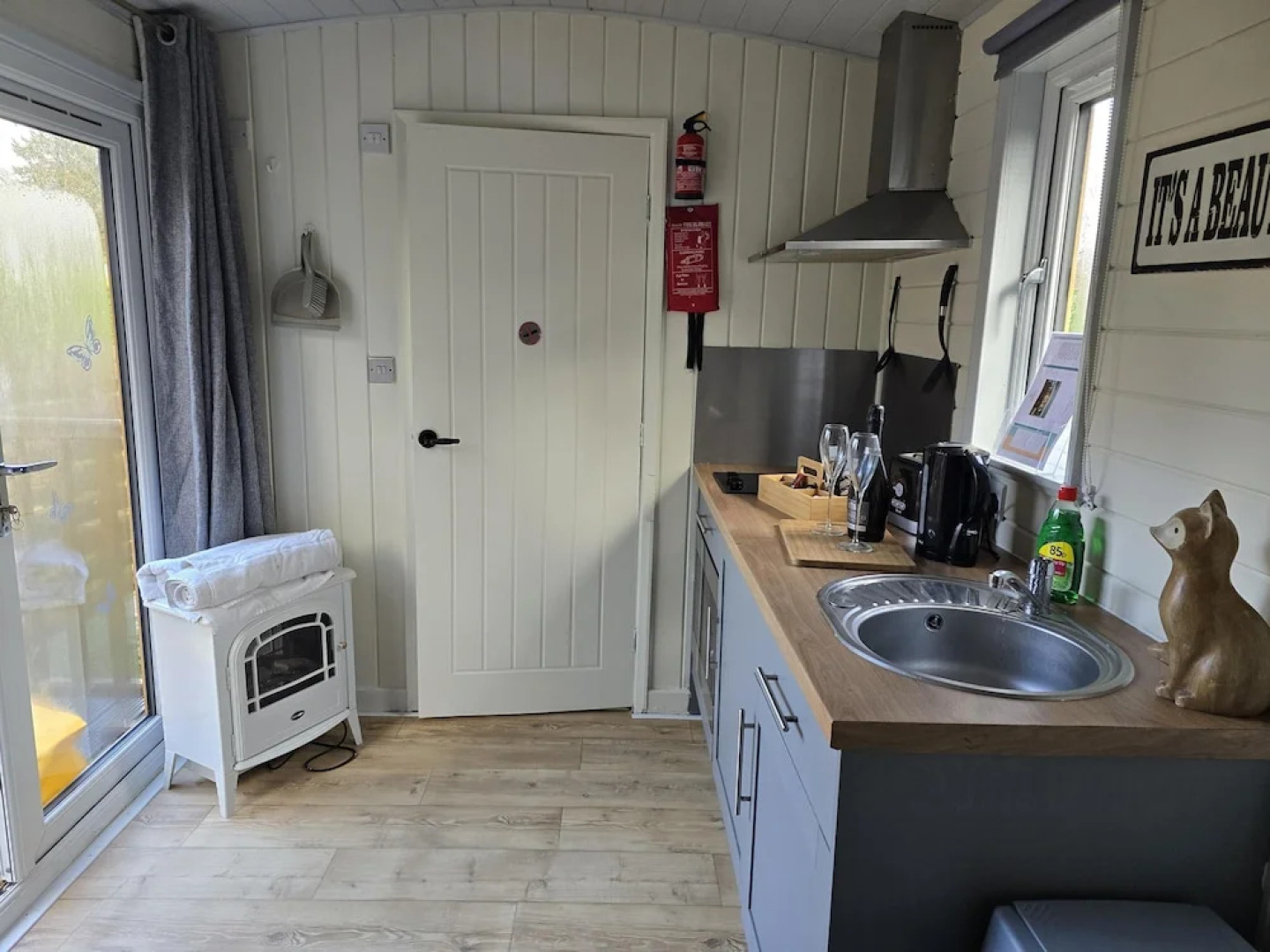 Glamping Hut - Riverside 1