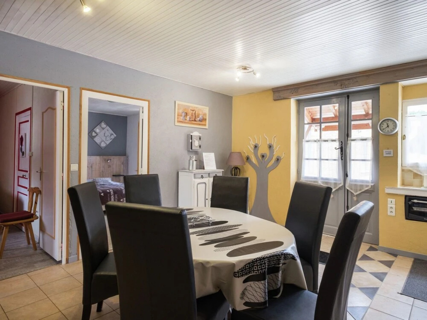 Luxurious Holiday Home with Swimming Pool in Meyrals