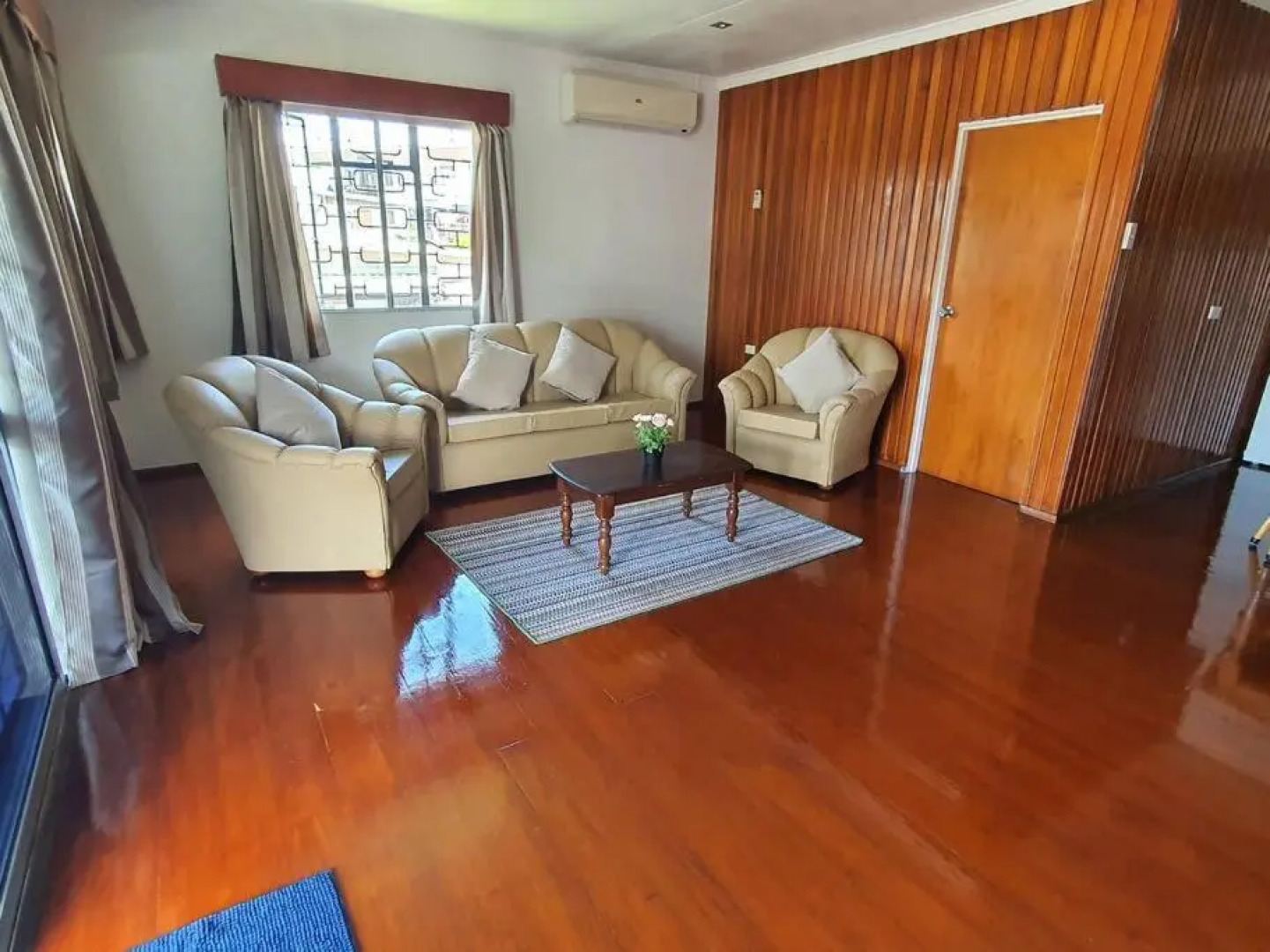 Spacious 4-bdrm fully self-contained WIFI, Parking