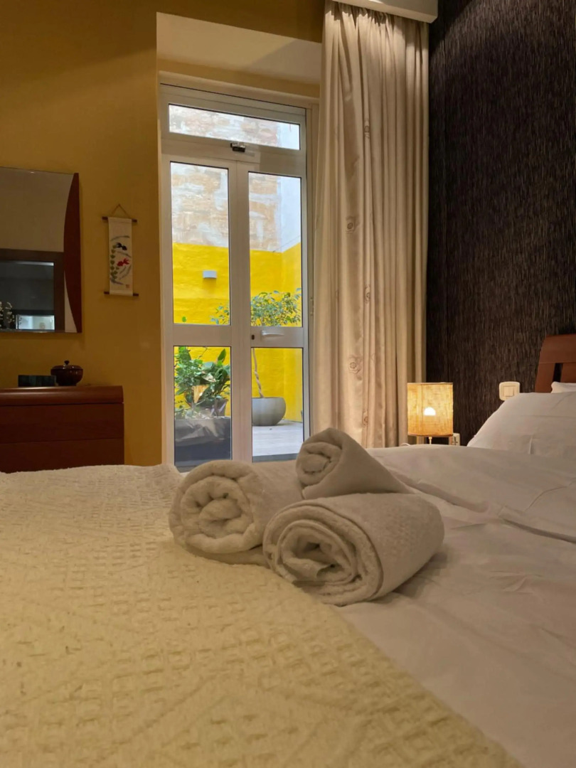 Valletta Collection - Merchant Str Apartment with large yard