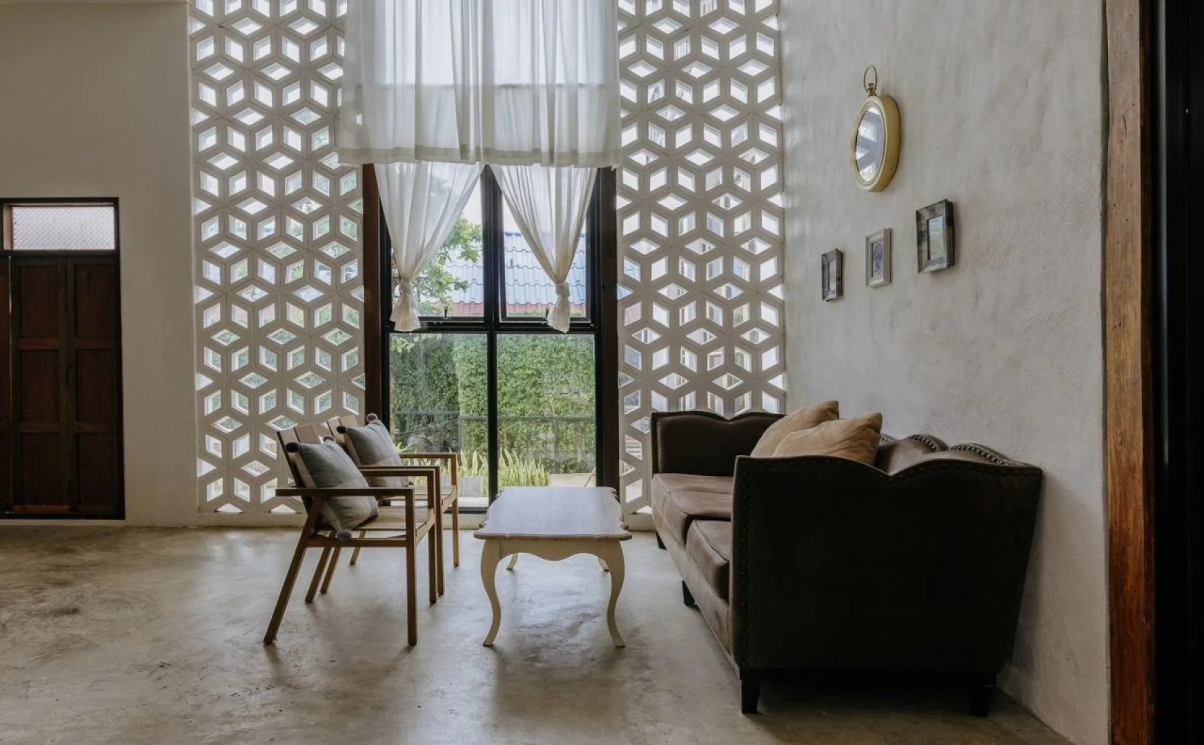 White Wall Riverfront Hotel