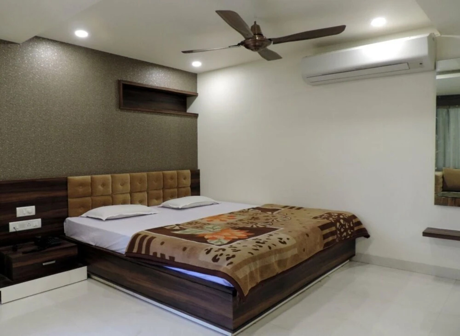 Anroute Stays130- Patel Road