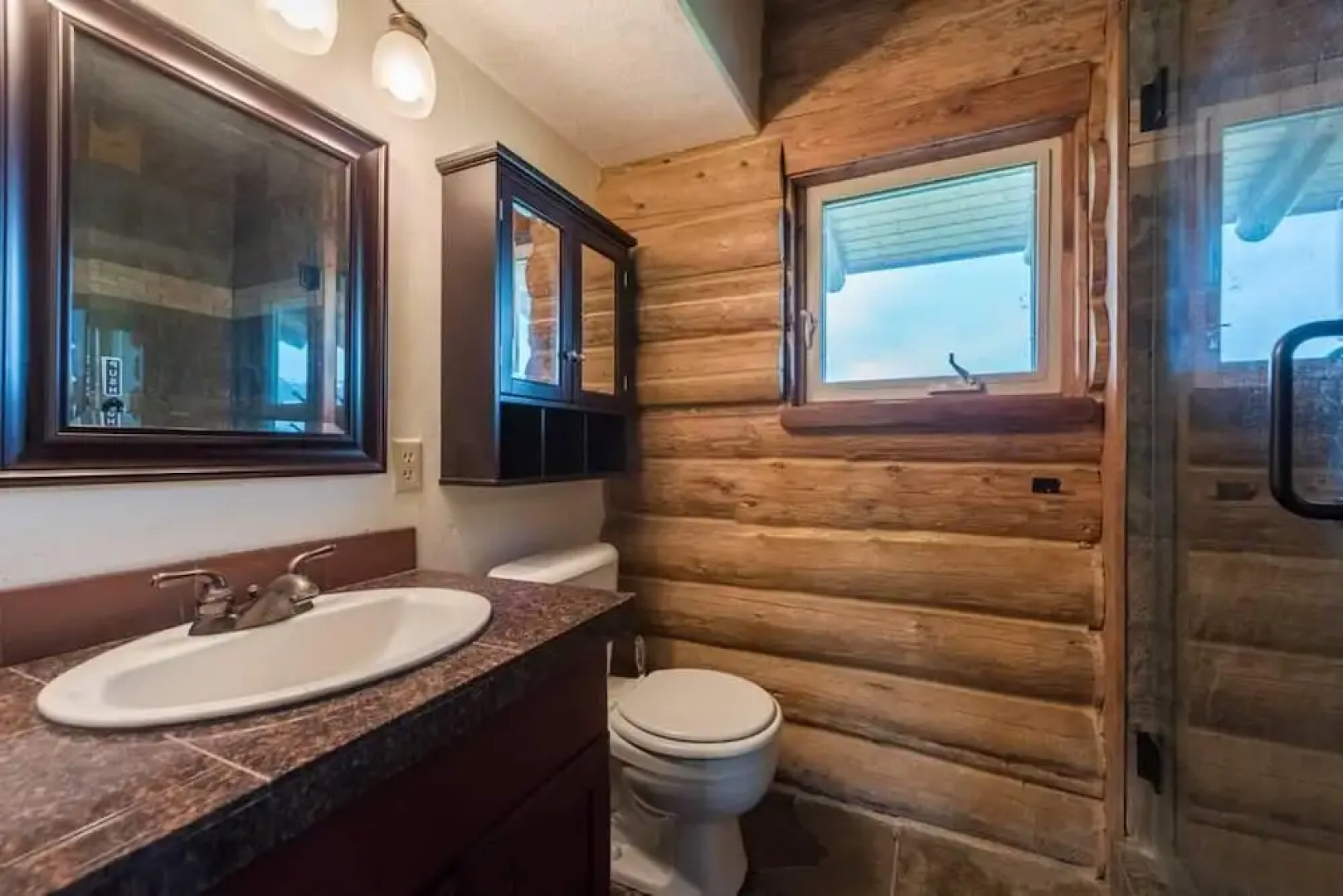 The Two Moose Inn - Luxury Log Cabin for Families!