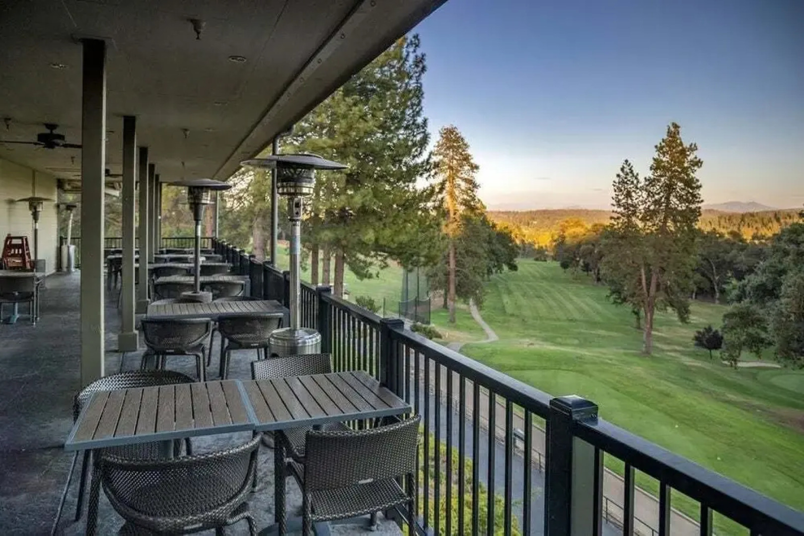 The Red House - Near Golf, Beaches & Communal Pool by Yosemite Region Resorts