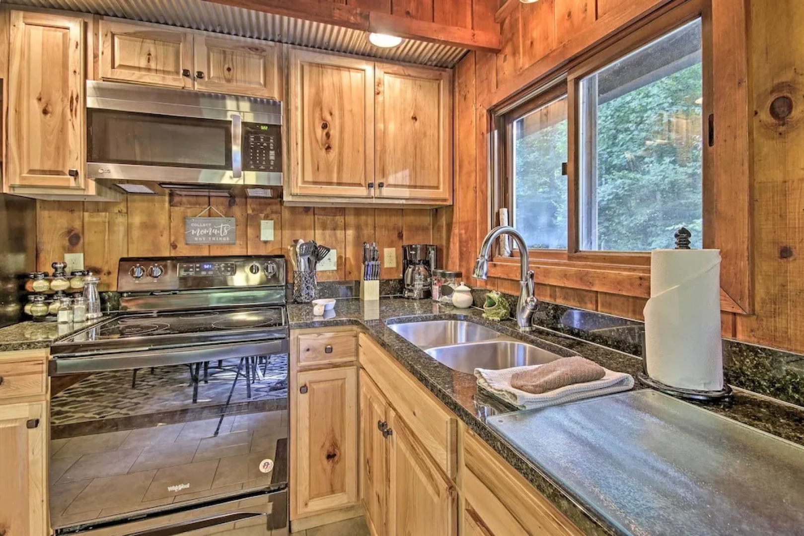 Secluded Stanardsville Cabin w/ 10 Acres & Hot Tub