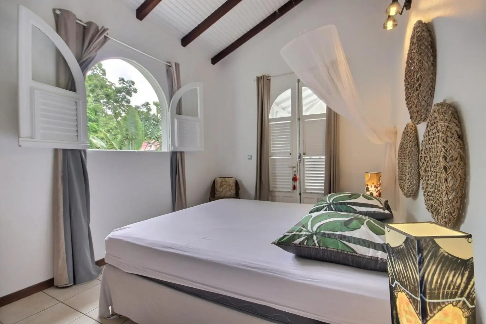 Villa Palmier rouge : 3 ch, piscine à débordement, vue mer et végétation