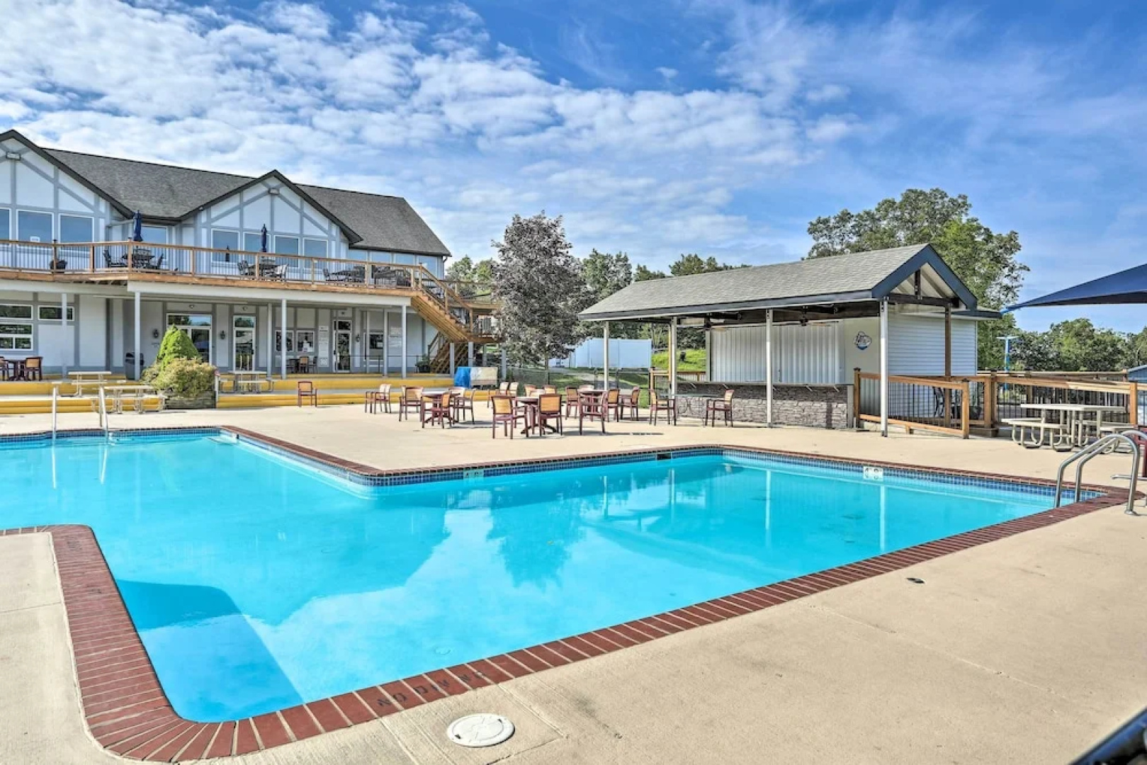 Pools, Hot Tub & More: Bushkill Mountain Getaway!