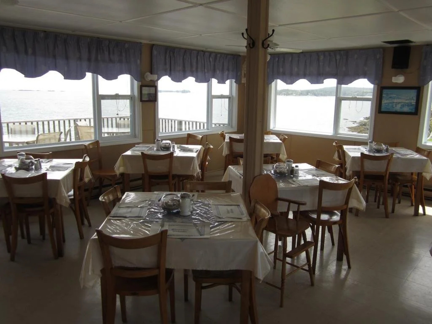 Baybreeze Restaurant and Motel