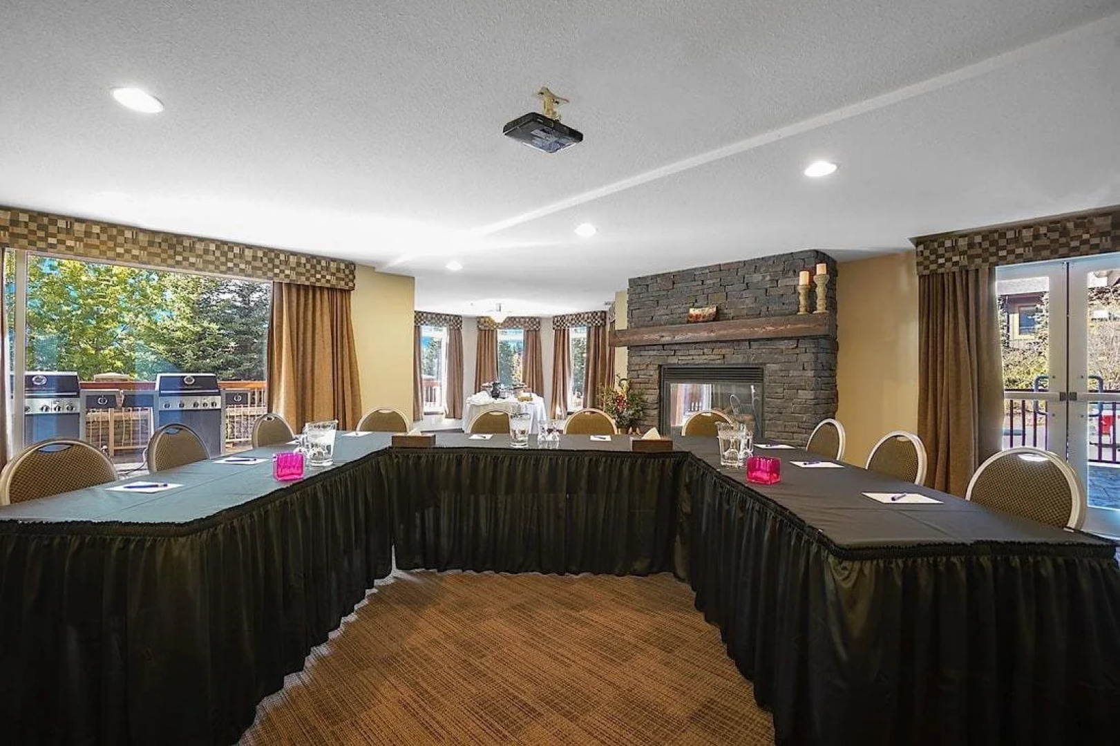 Falcon Crest Lodge by CLIQUE