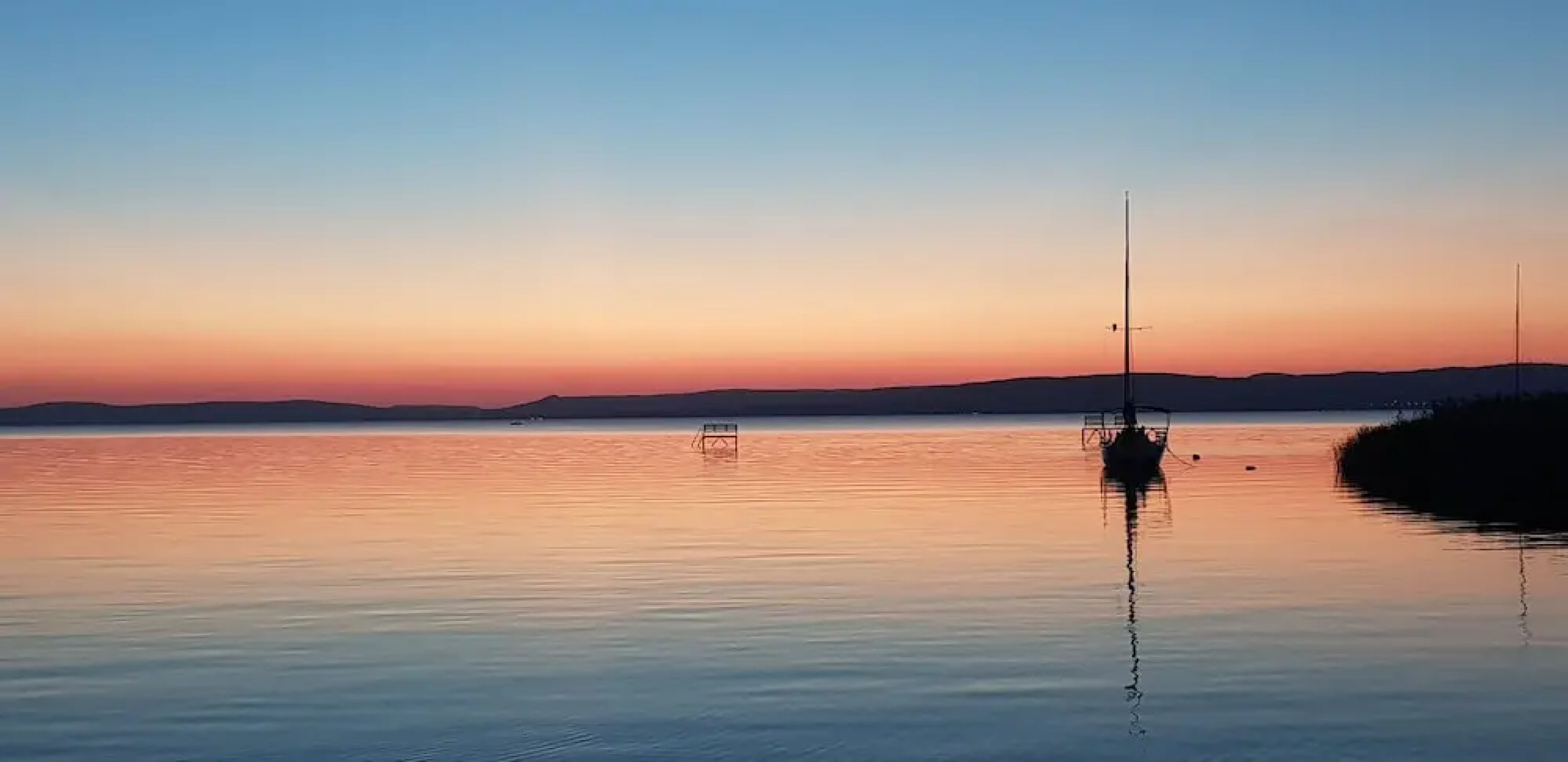 Sunshine Beach House  directly at the  lake