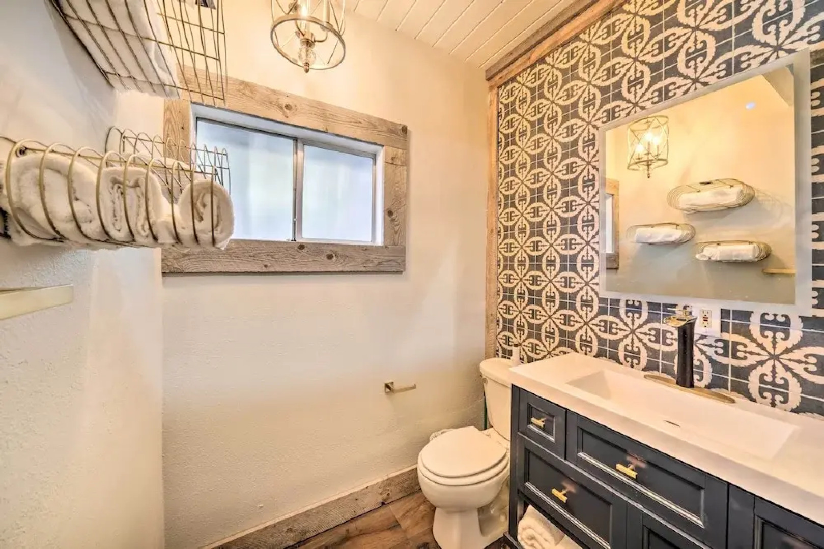 Chic Alpine Hideaway: Hiking, Skiing + Exploring!