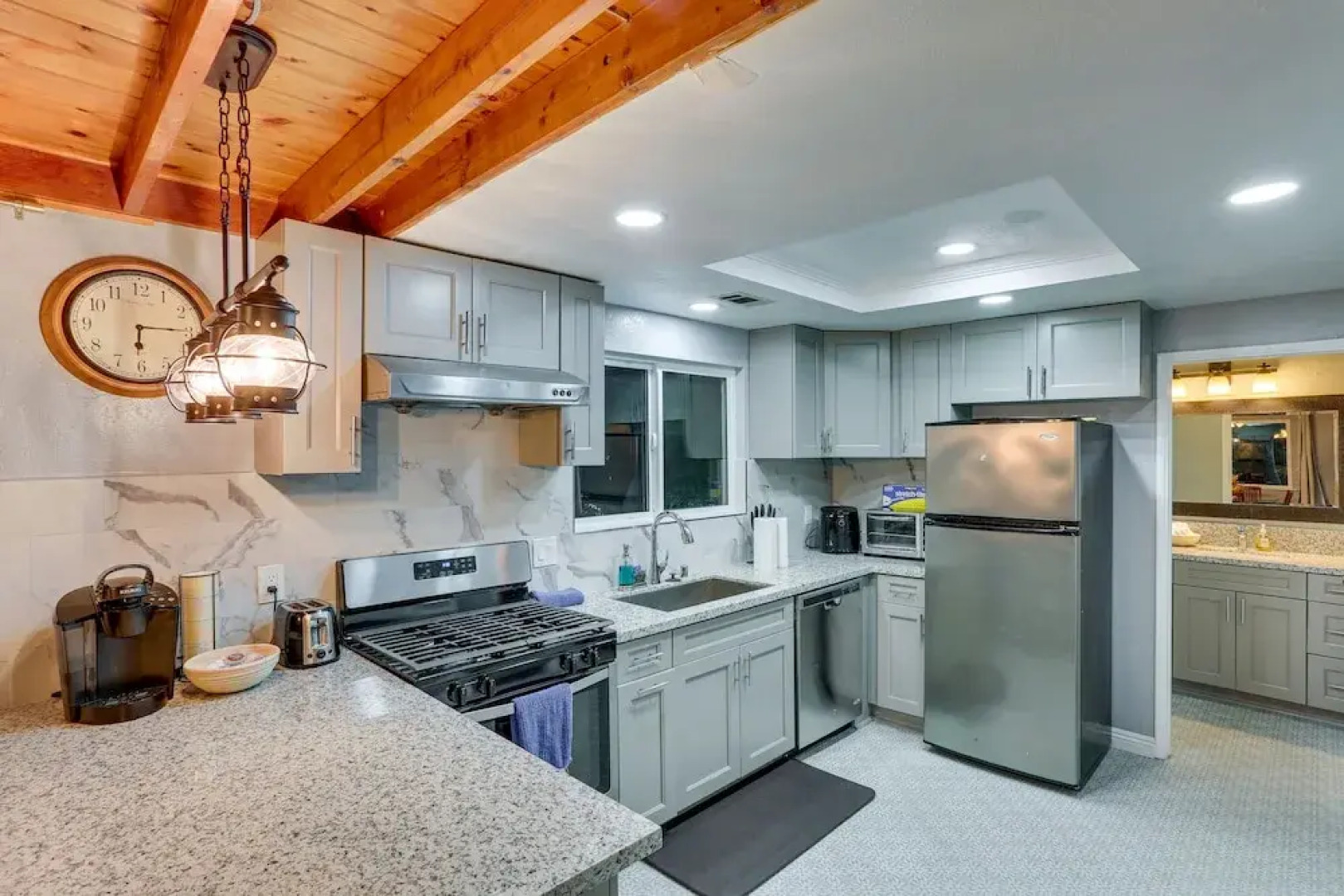 Cabin w/ 2 Decks - 3 Mi to Lake Arrowhead Village!