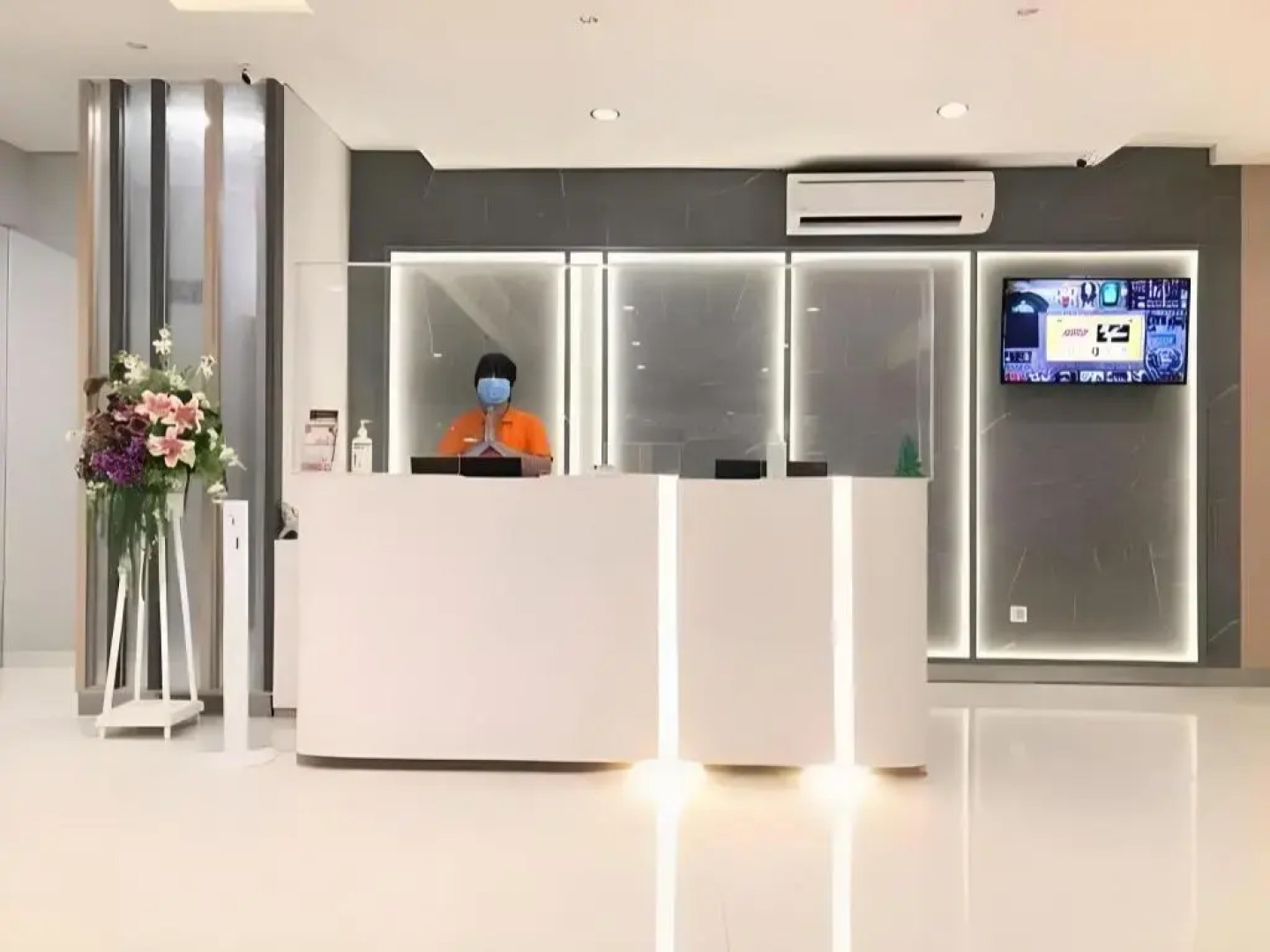 Front One Hotel Gresik