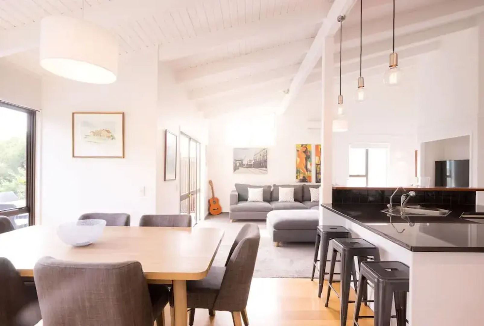 Modern 4 Bedroom Family Home With Pool