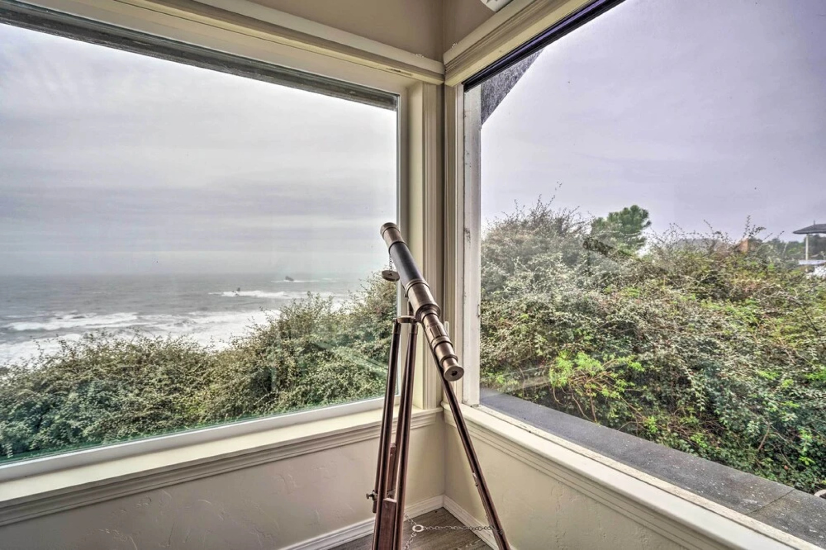 Serenity By The Sea - Chic Oceanfront Home w/ Deck