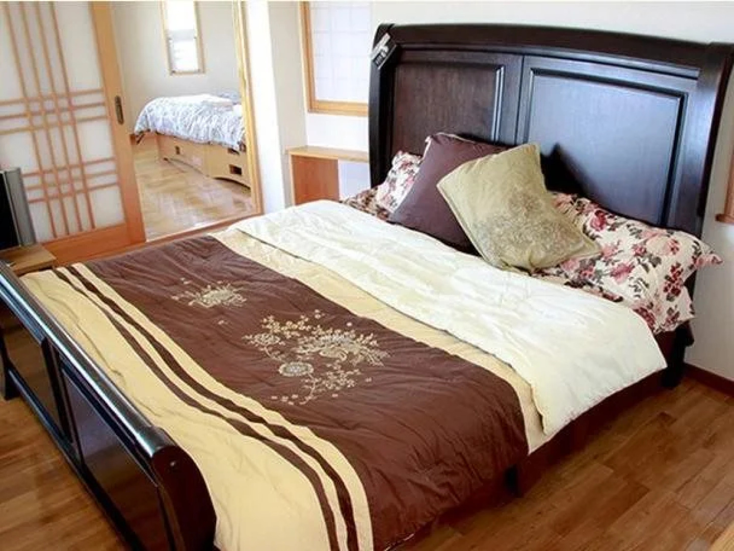 OOZI Resort Condo Hotel & Cafe