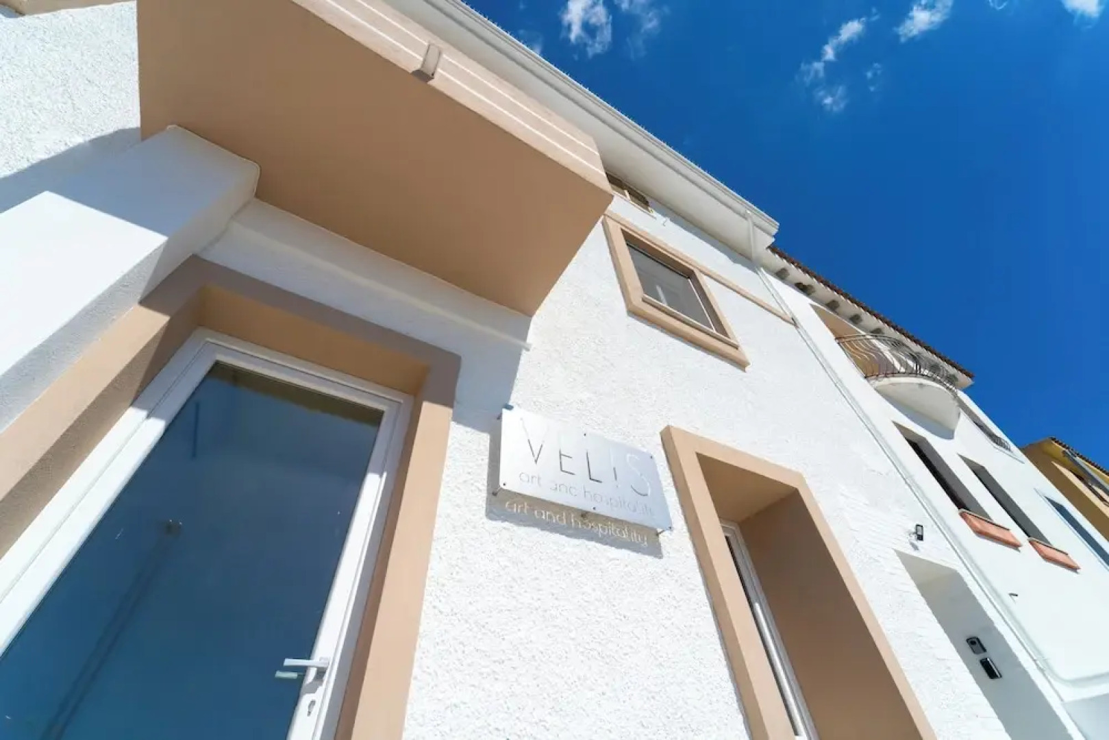 Velis - art & hospitality