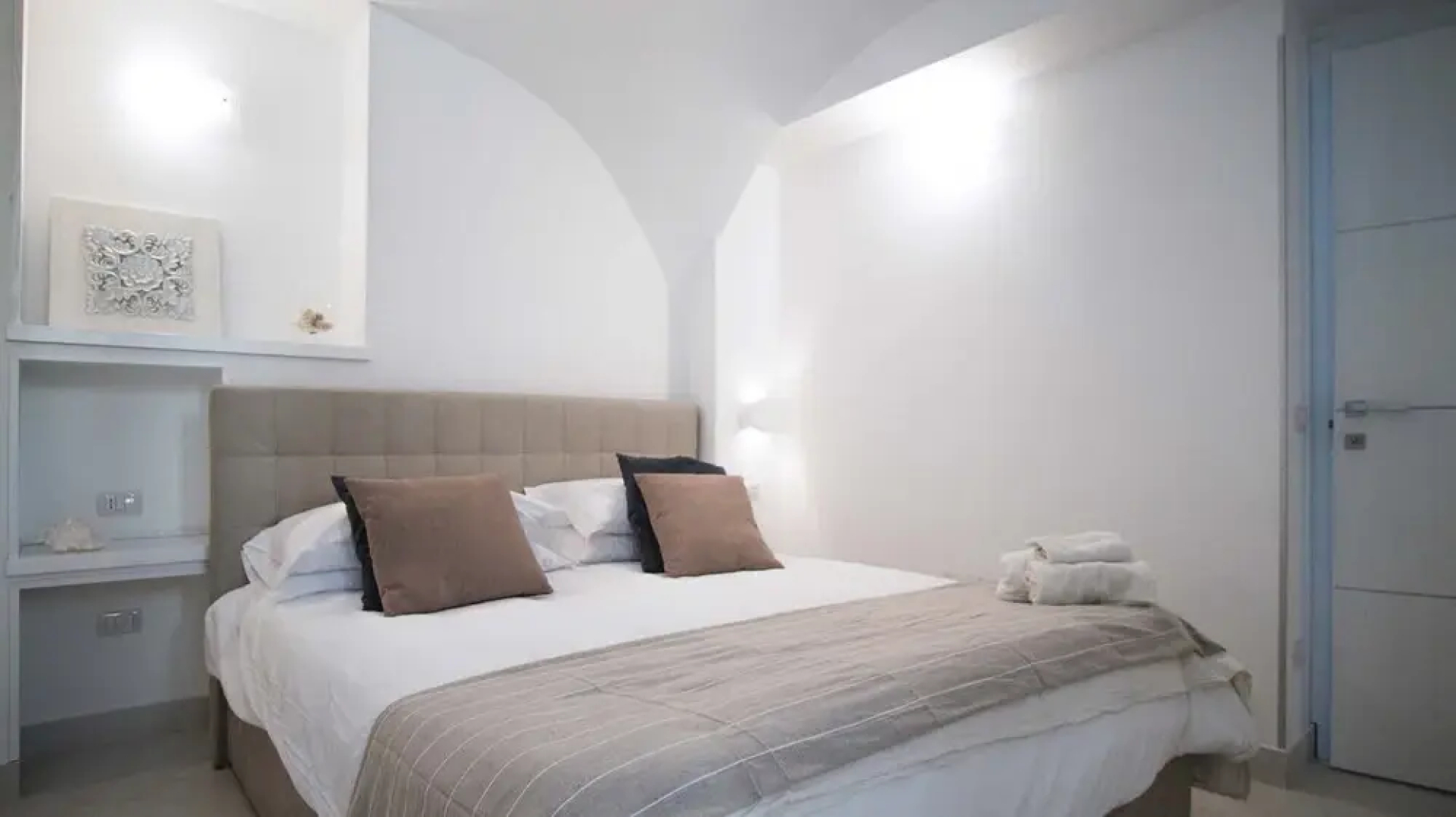 Spacious Villa with 4 rooms, pool, solarium & garden
