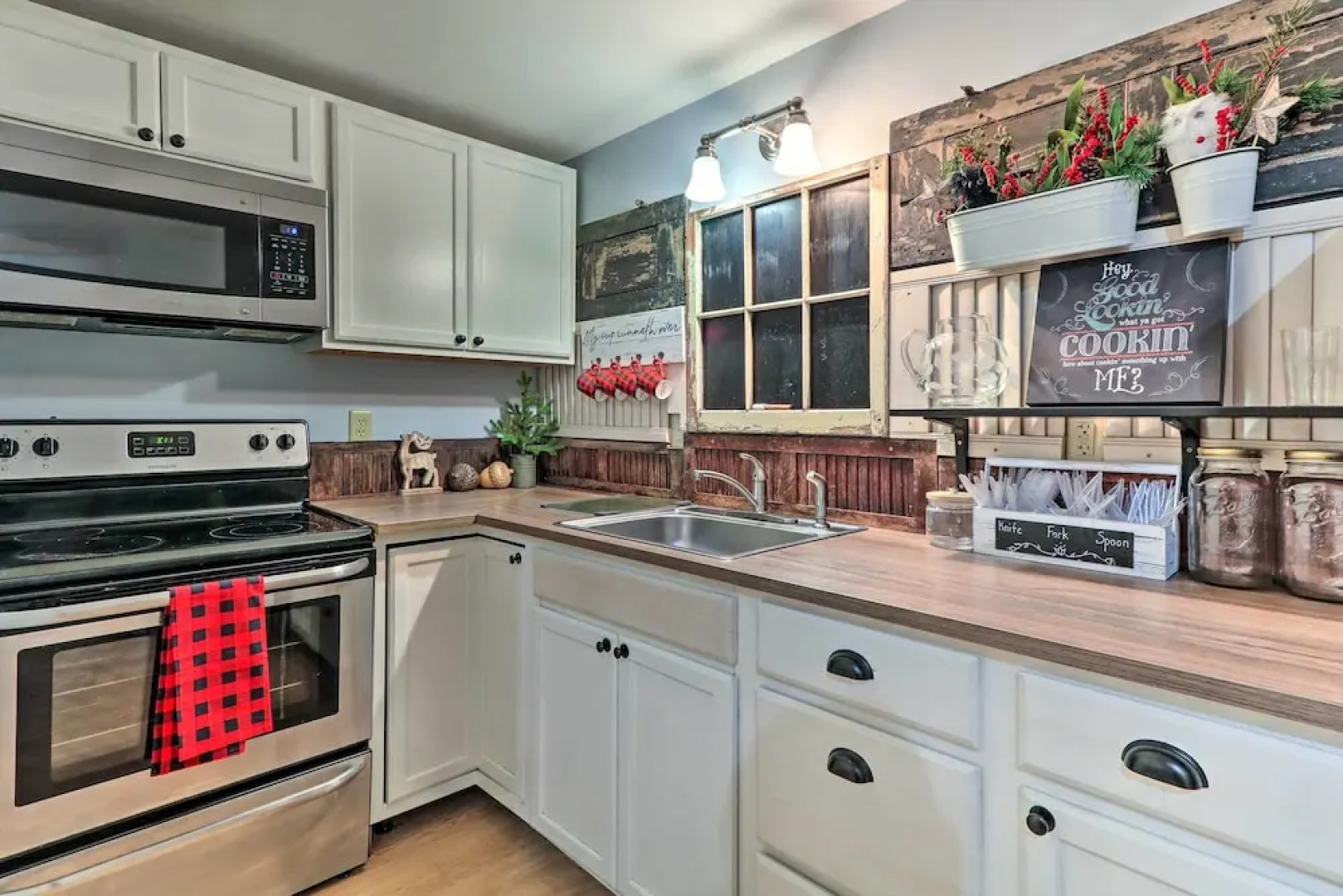 Grand 4,000 Sq Ft House - 11 Miles to Lancaster!