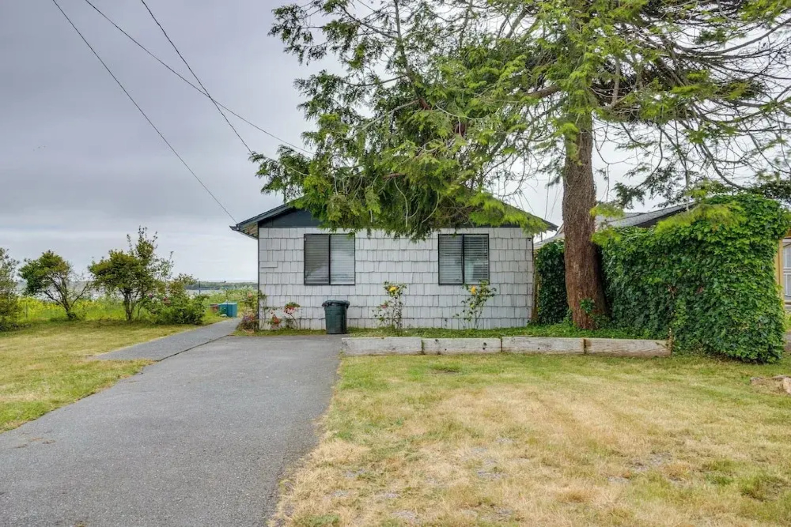 Smith River Vintage Cabin: Oceanfront Deck + Views