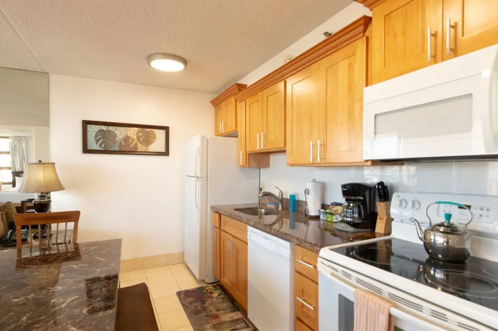 Waikiki Banyan - Pool View Tower 1 Suite 1501