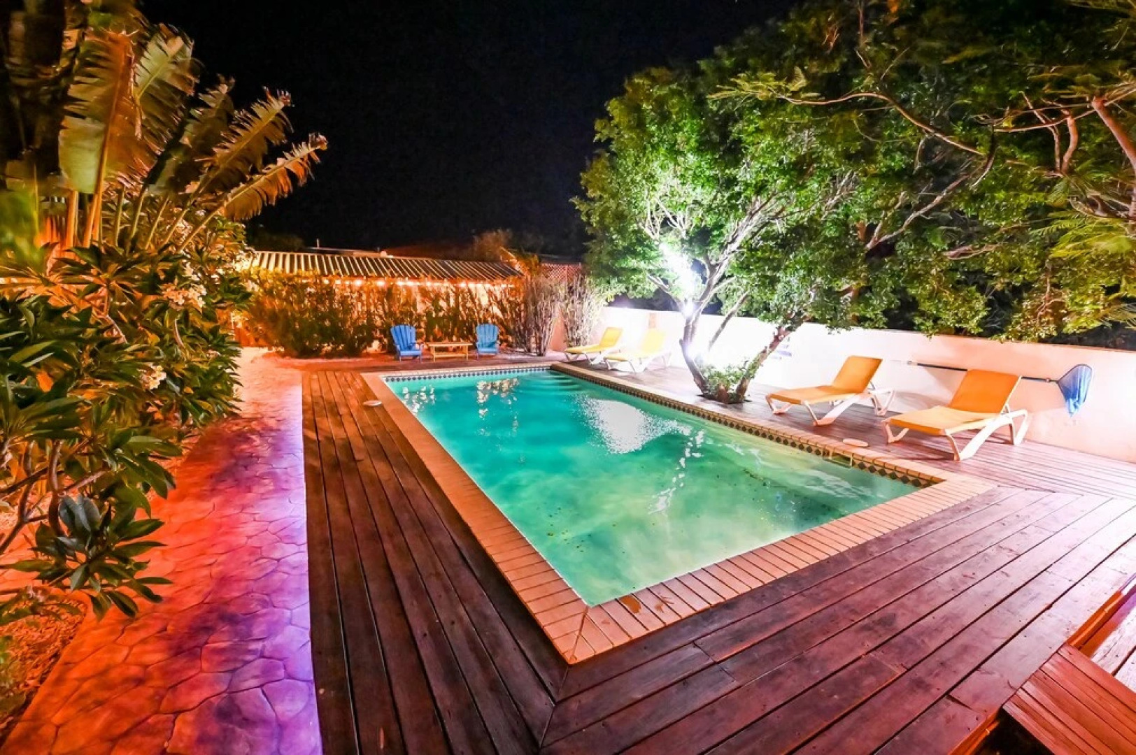 White Beach Apartments Palm Beach