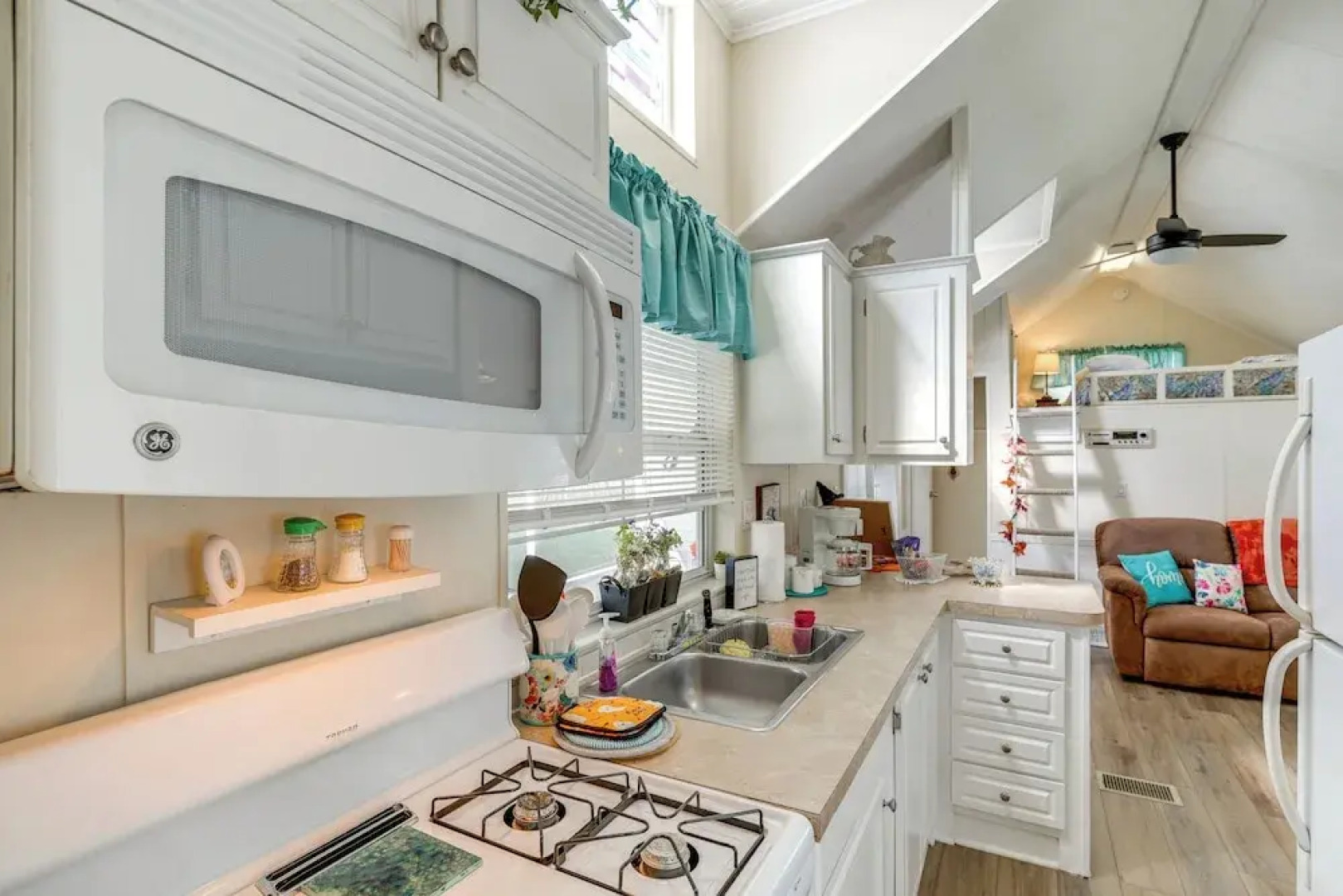 Lakeland Cottage w/ Pool Access + Screened Porch!