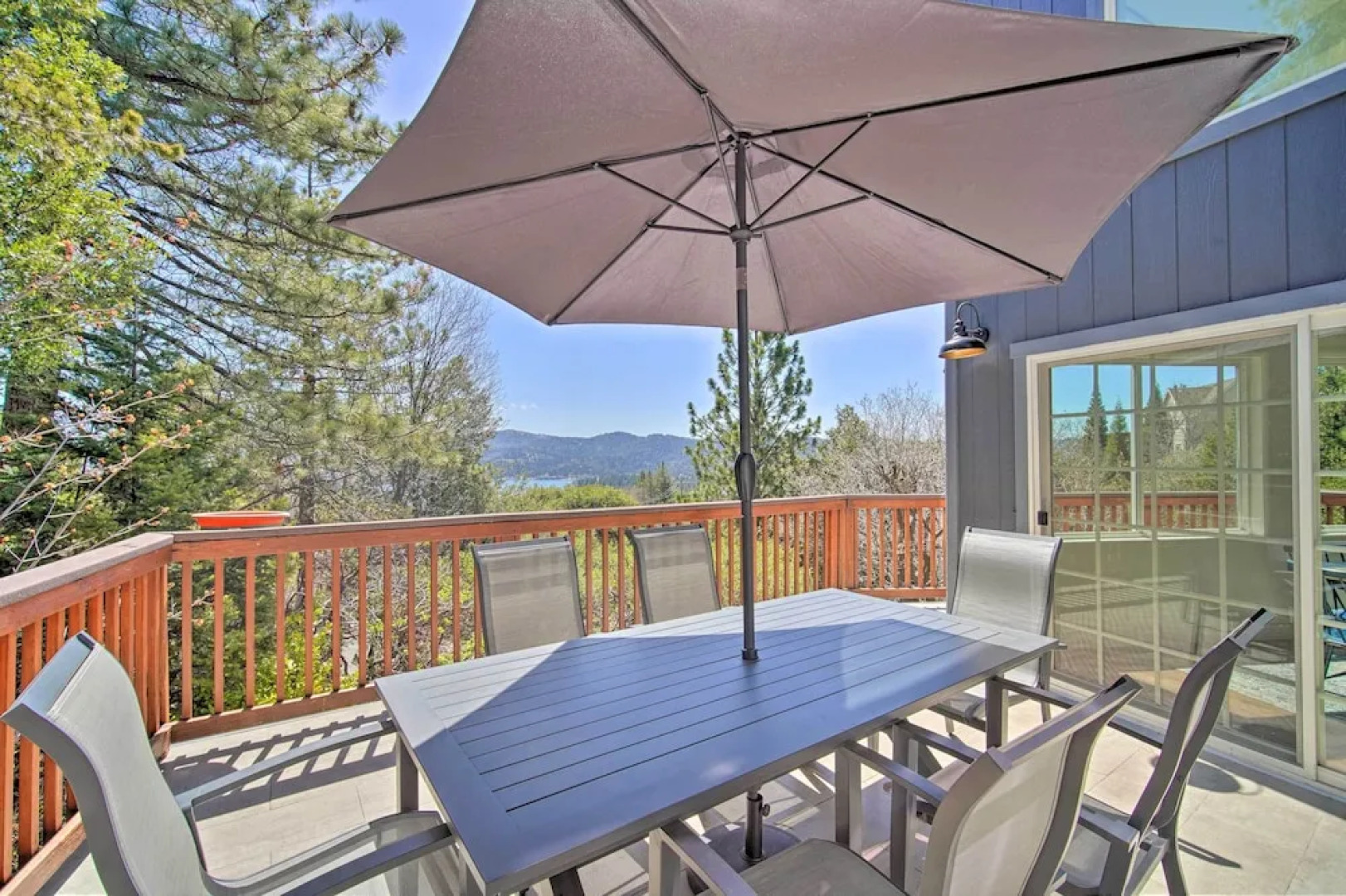 Stunning Lake Arrowhead Home: Decks & Hot Tub