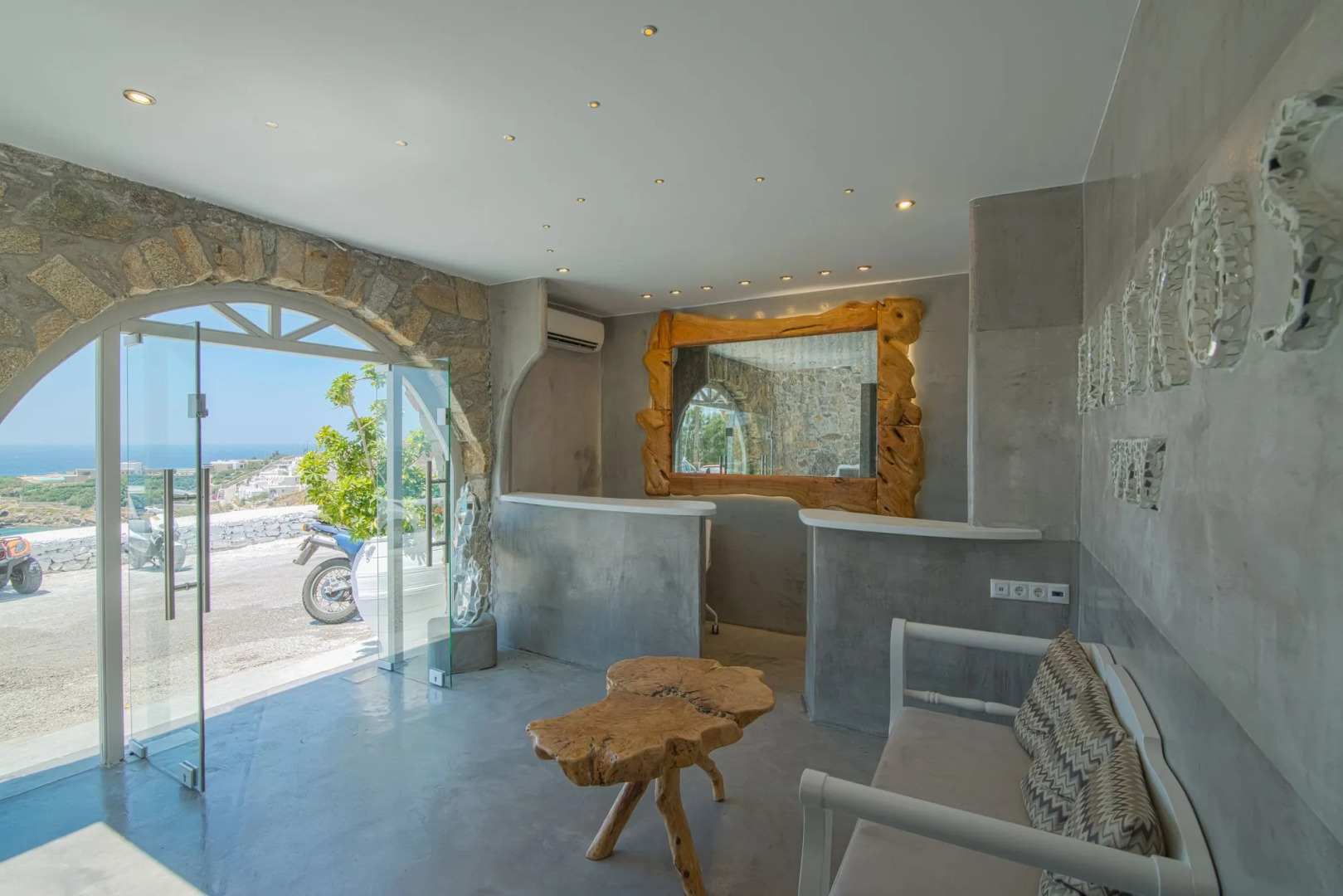 Flaskos Luxury Suites