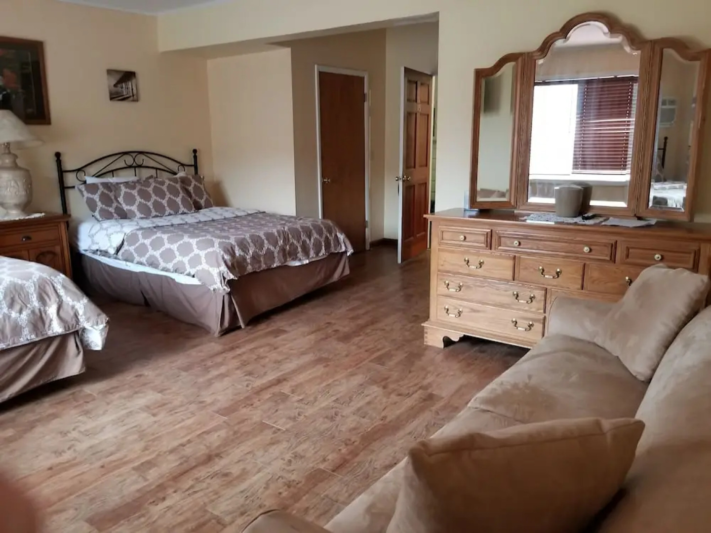 Hammos Pubstaurant and Lodge