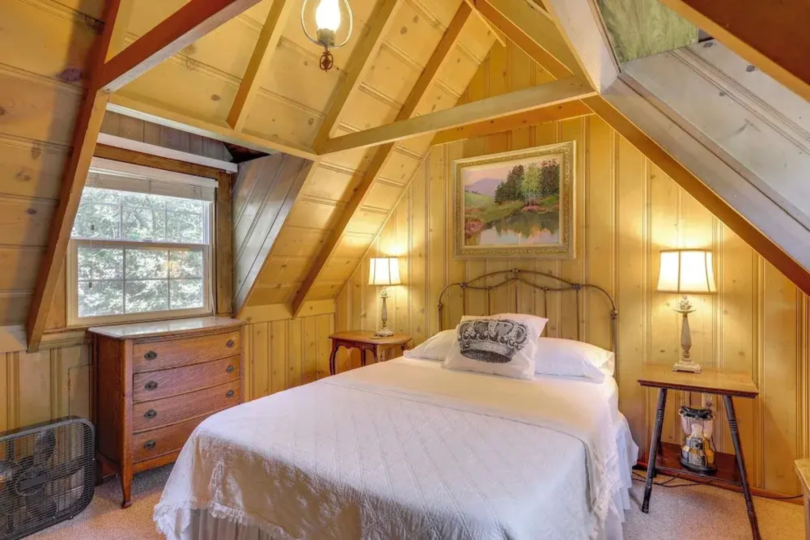 Vintage 'snow White' Cottage ~ 2 Miles to Village!