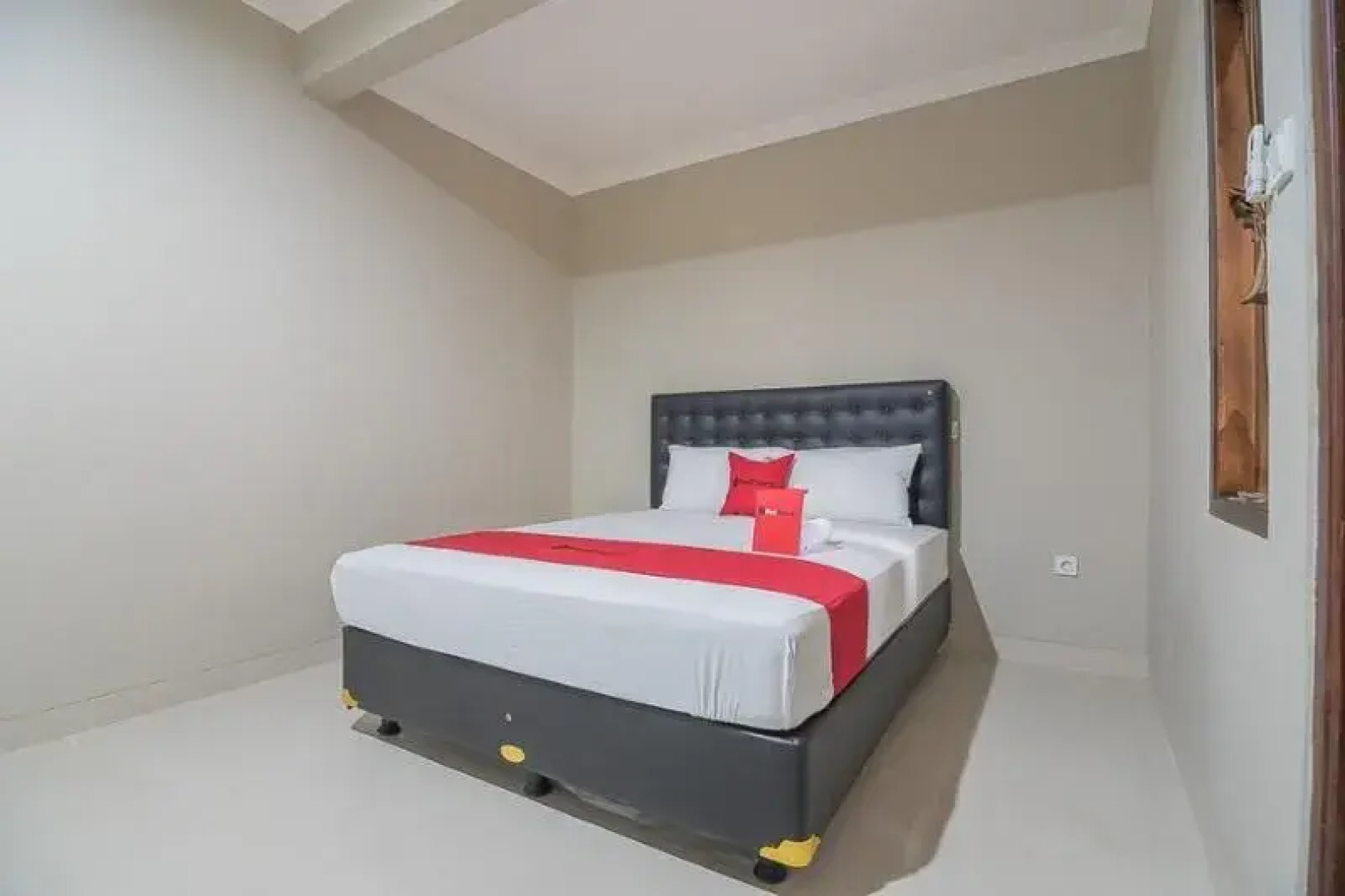 RedDoorz near Ambarukmo Yogyakarta