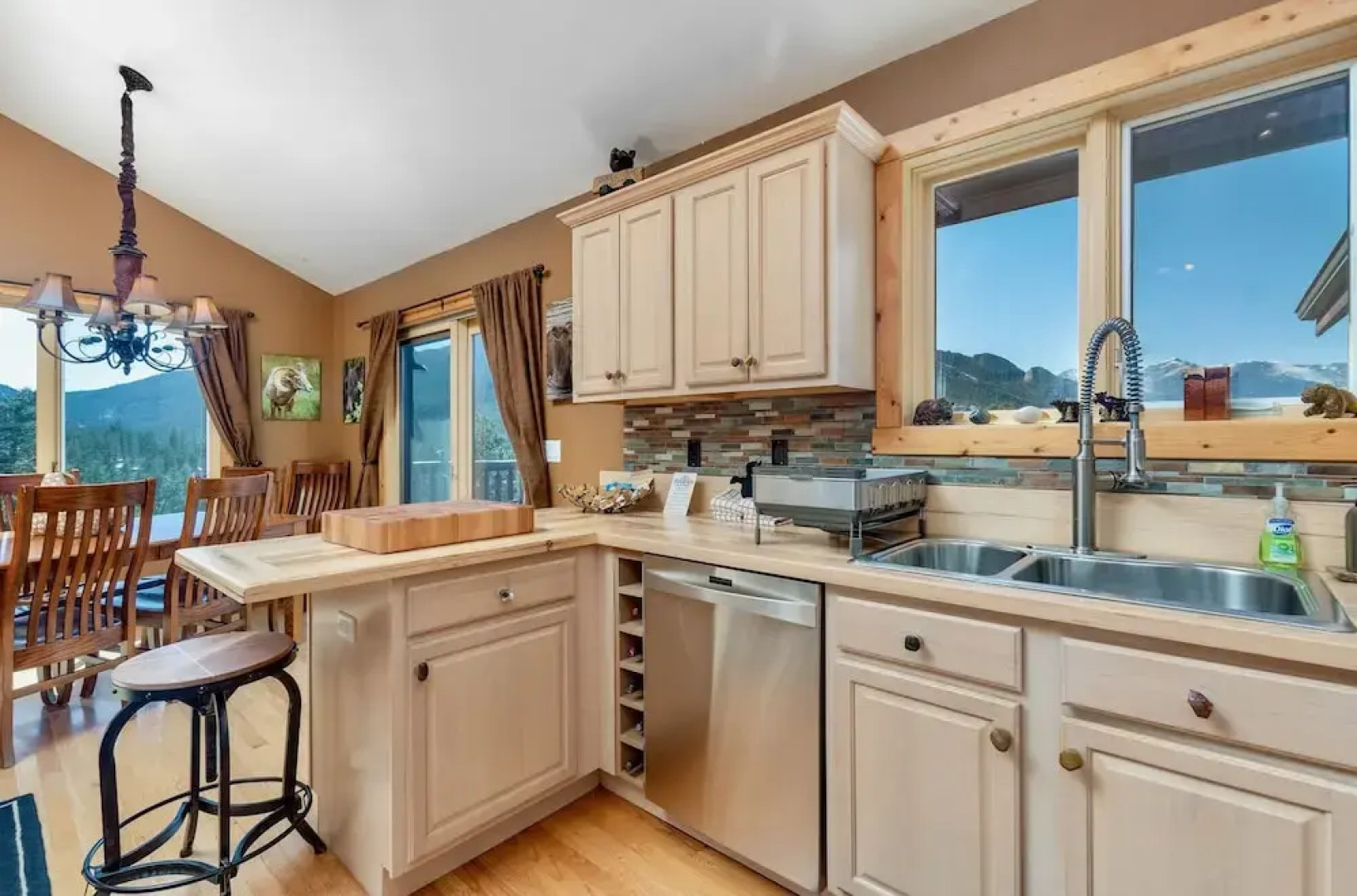 Awestruck Luxury Vacation  At Windcliff 3 Bedroom Home by RedAwning