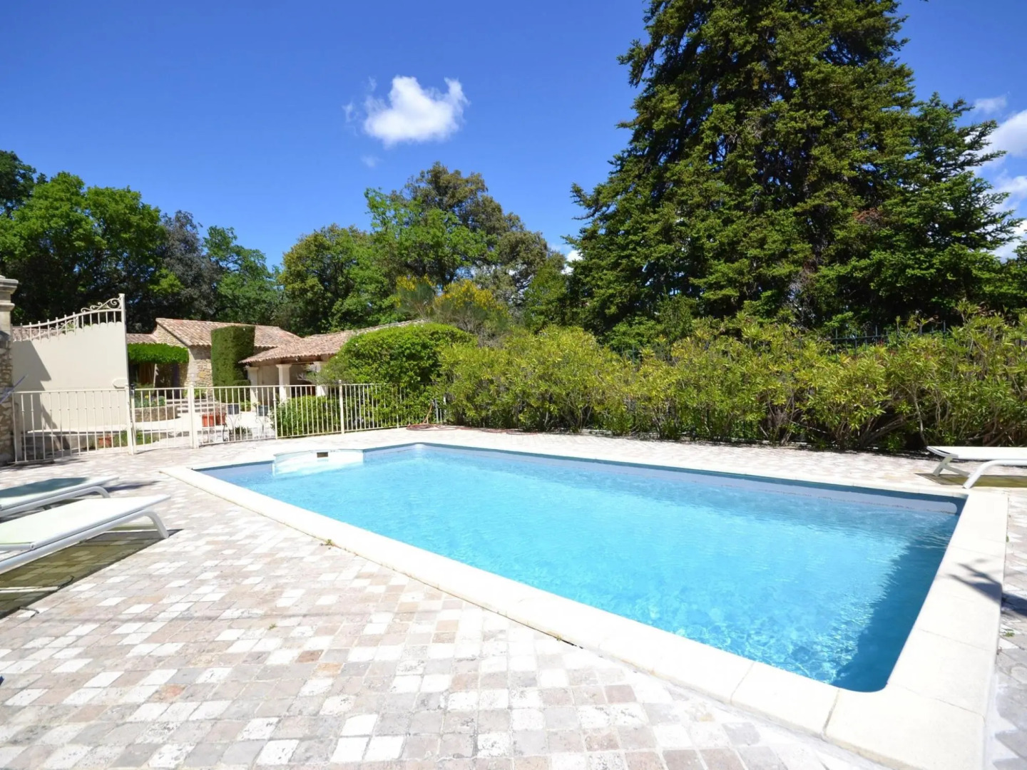 Large holiday home in Vaison-La-Romaine with garden