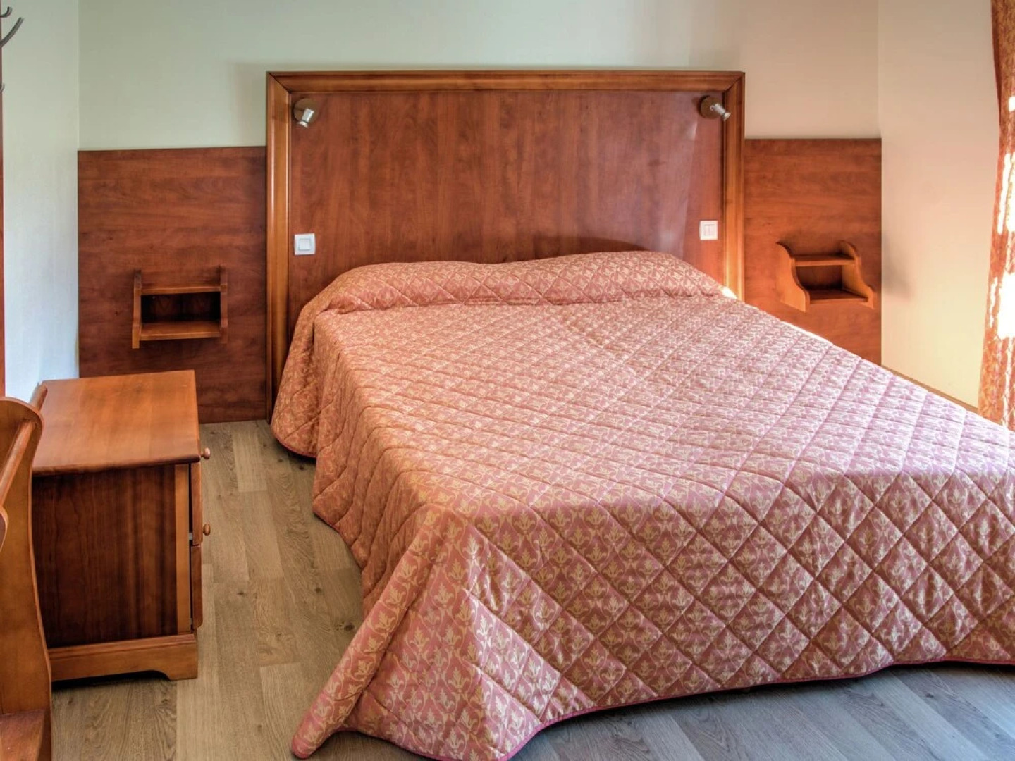 Attached House With Garden for 2 People and a Baby in a Small-scale Park