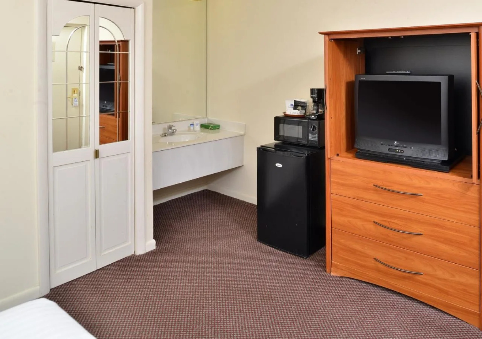 Americas Best Value Inn and Suites Lexington Park