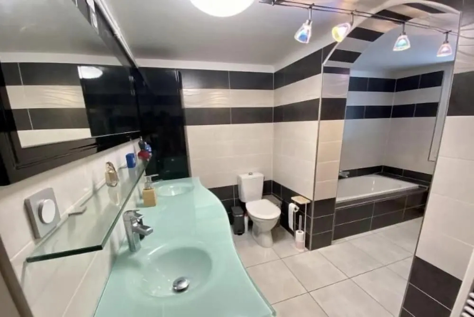 Histoire D'Ô - Les Piscines