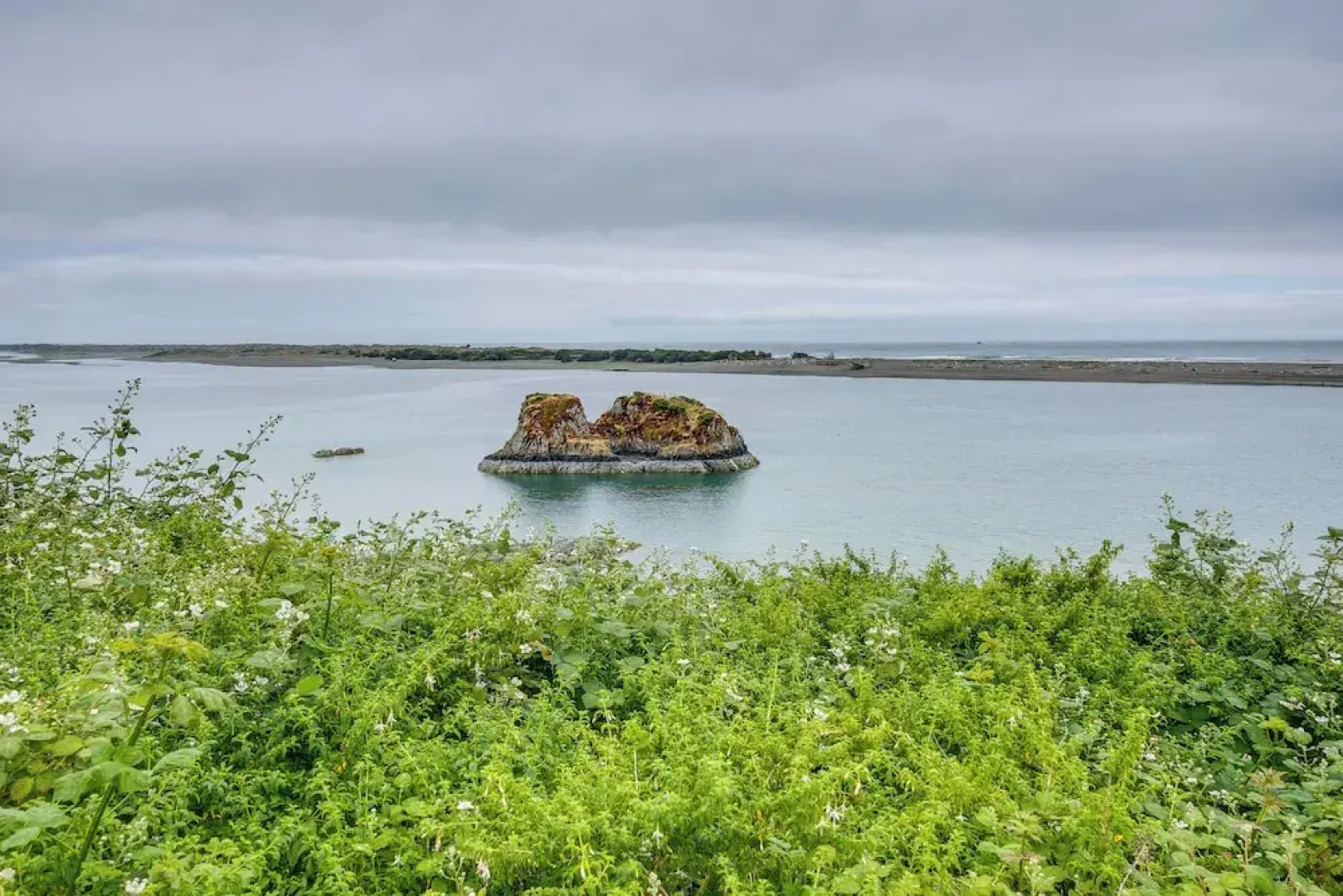 Smith River Vintage Cabin: Oceanfront Deck + Views