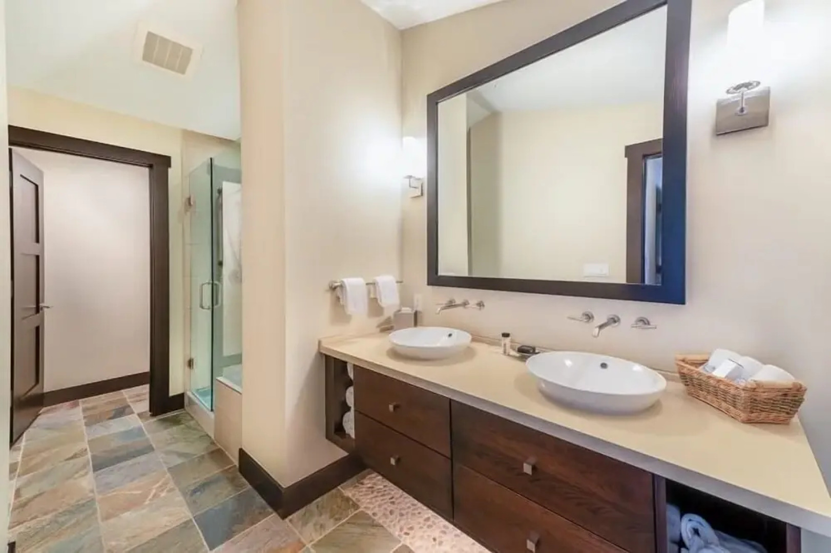 Luxury 3 Bedroom Slopeside Mountain Vacation Rental With Hot Tubs