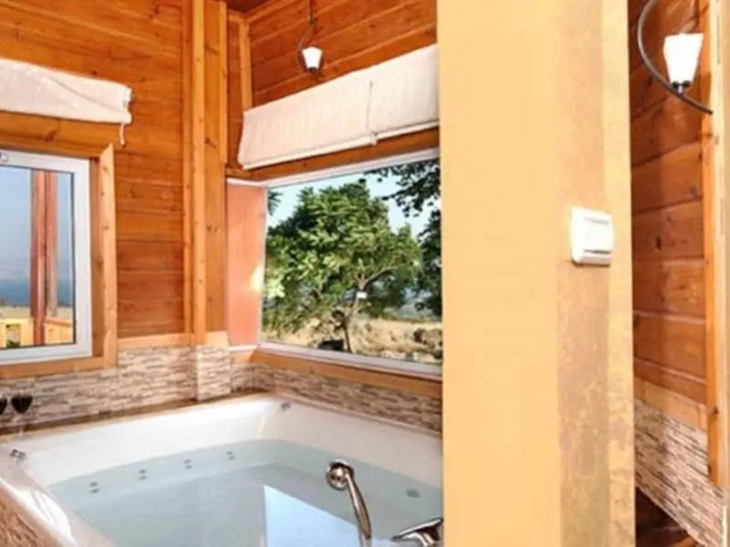 Mul Kinneret Livnim Suites