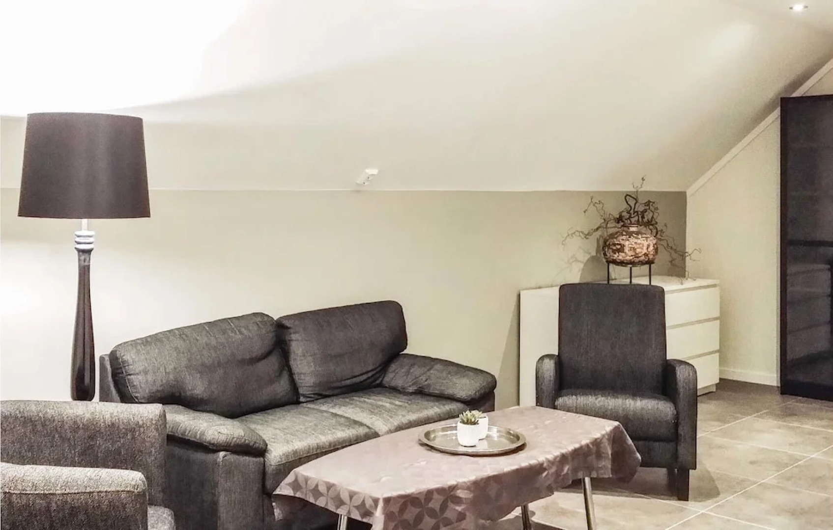 Beautiful Home in Mandal With 8 Bedrooms, Jacuzzi and Wifi