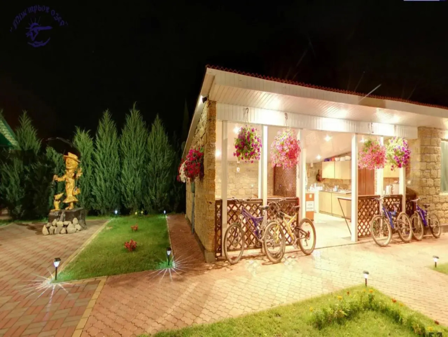 Hotel-complex Mizh Triokh Ozer