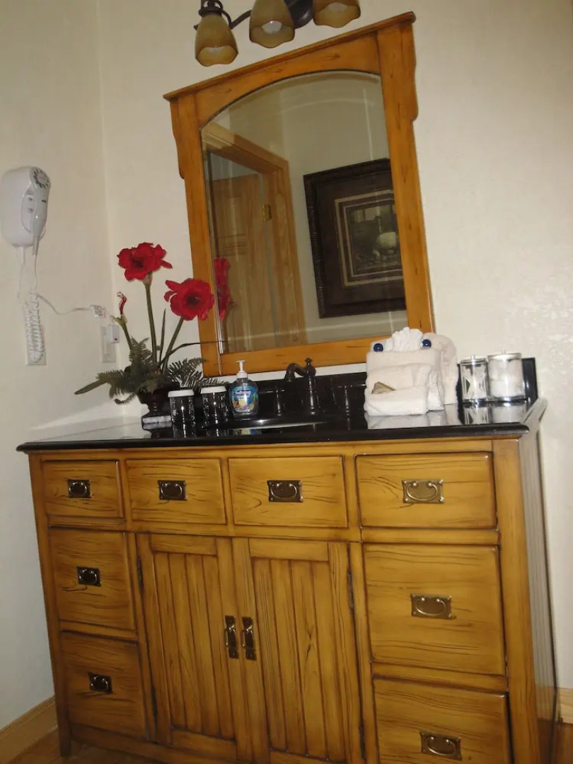 Mountain Harbor two bedroom Lodge cottage by RedAwning