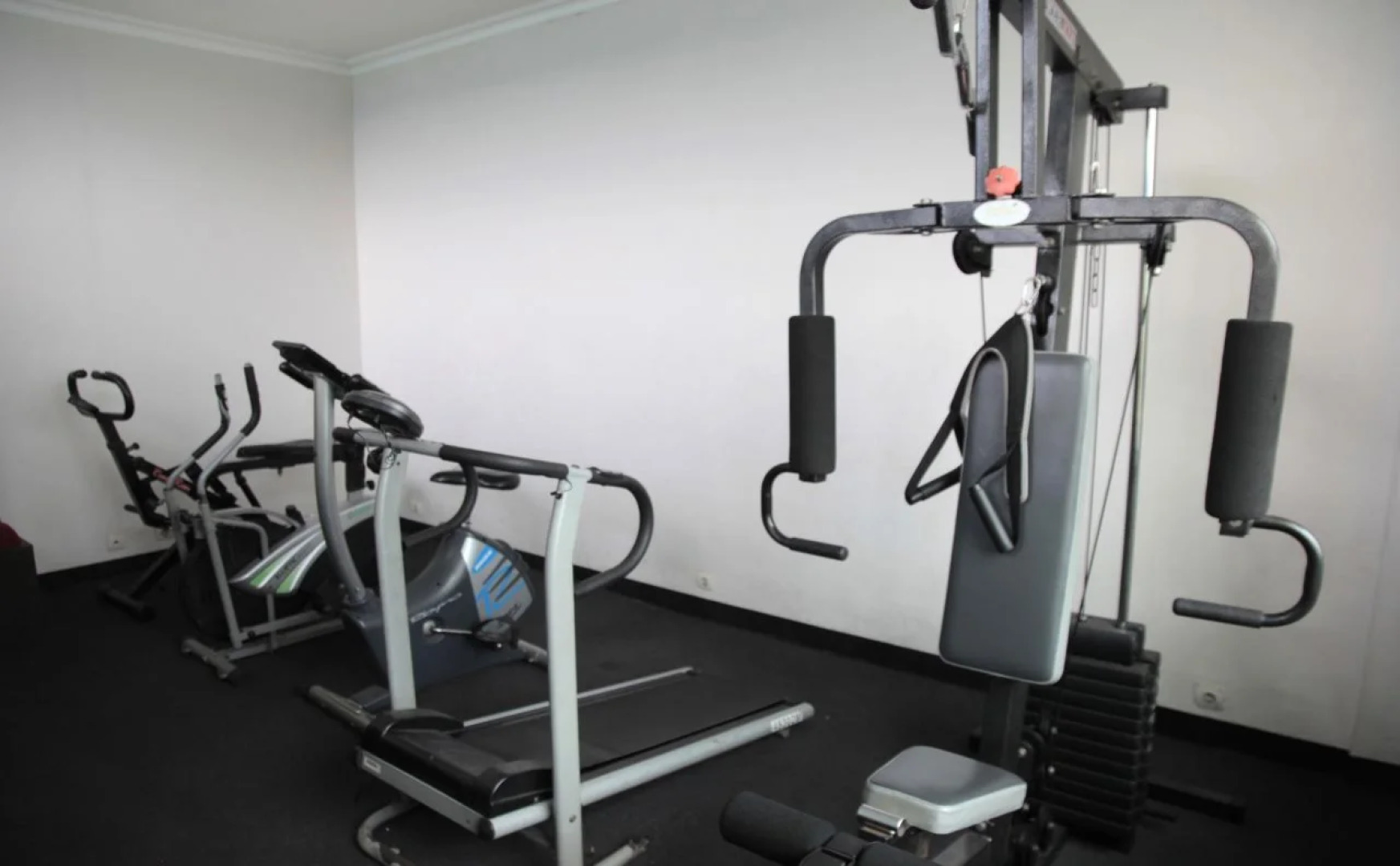 RedDoorz Plus @ Point Phila Cihampelas