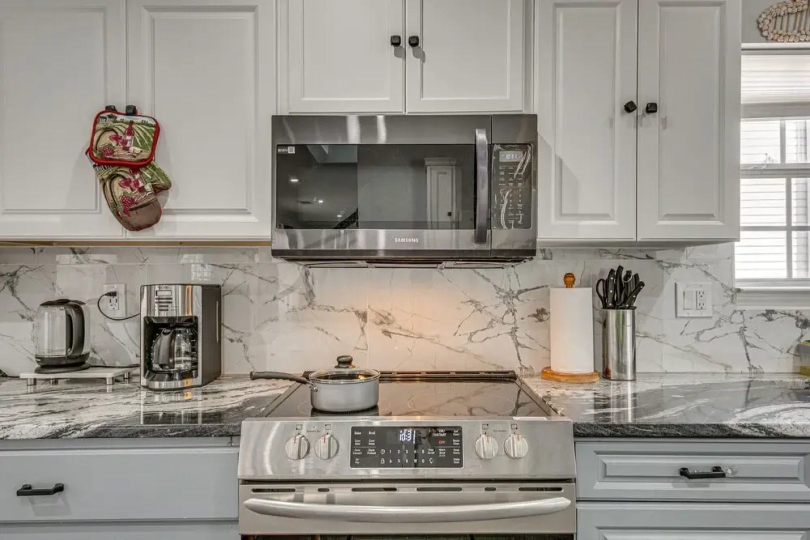 Modern College Park Home: 13 Mi to Dtwn Atlanta!