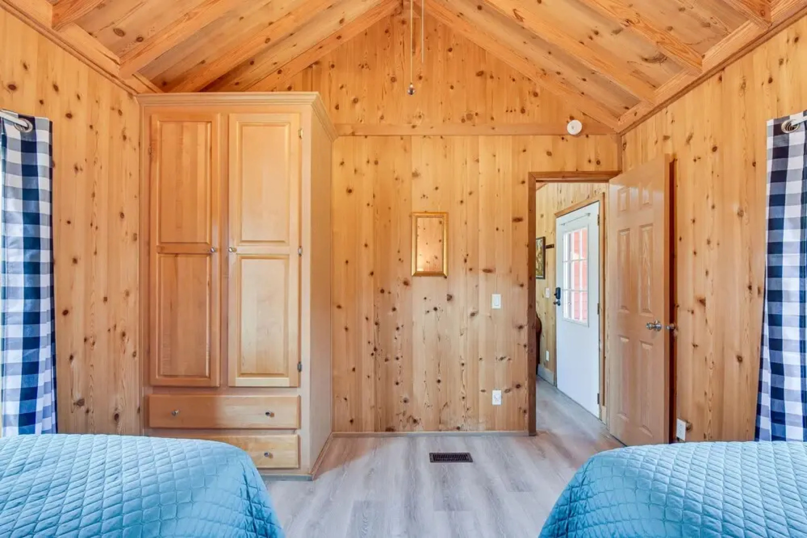 Cozy Dillard Cabin w/ Mountain Views & Pool Access