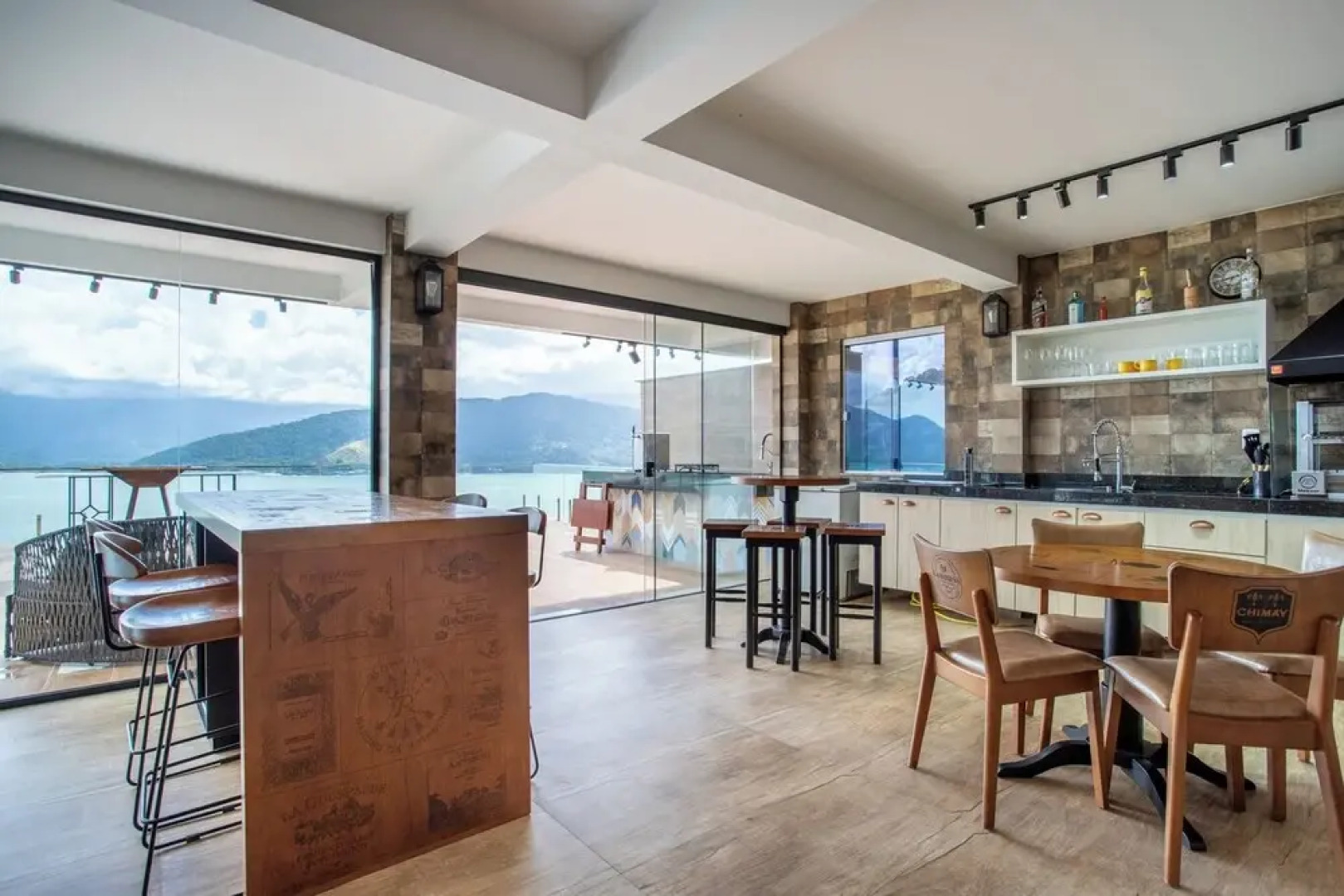 Casa com Piscina Churrasqueira e Vista