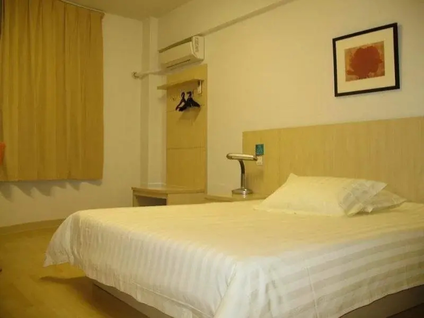 Ji Hotel (Shanghai Hailun Road Metro Station)