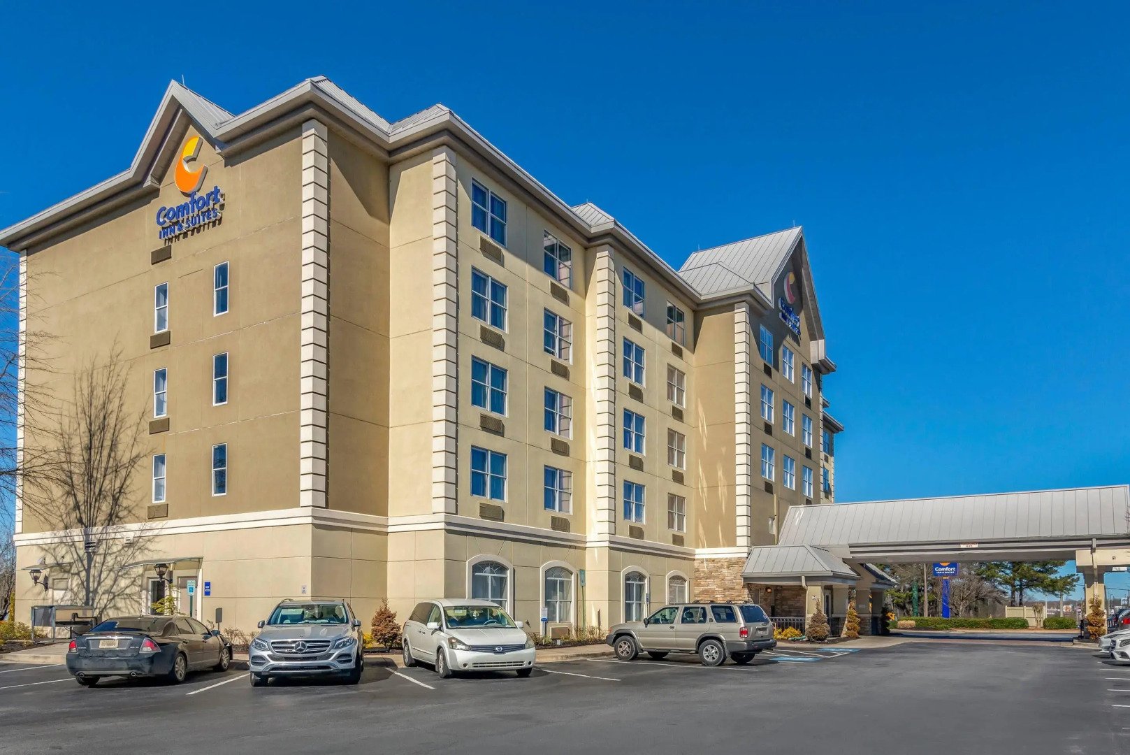 Comfort Inn & Suites near Six Flags