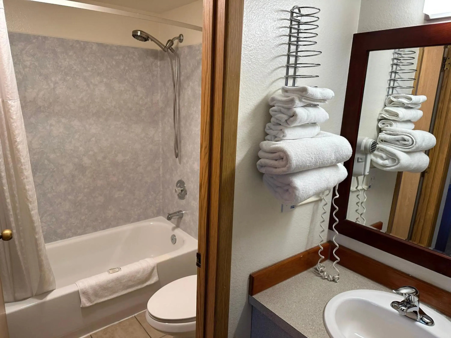 Econo Lodge Edmonds North Seattle